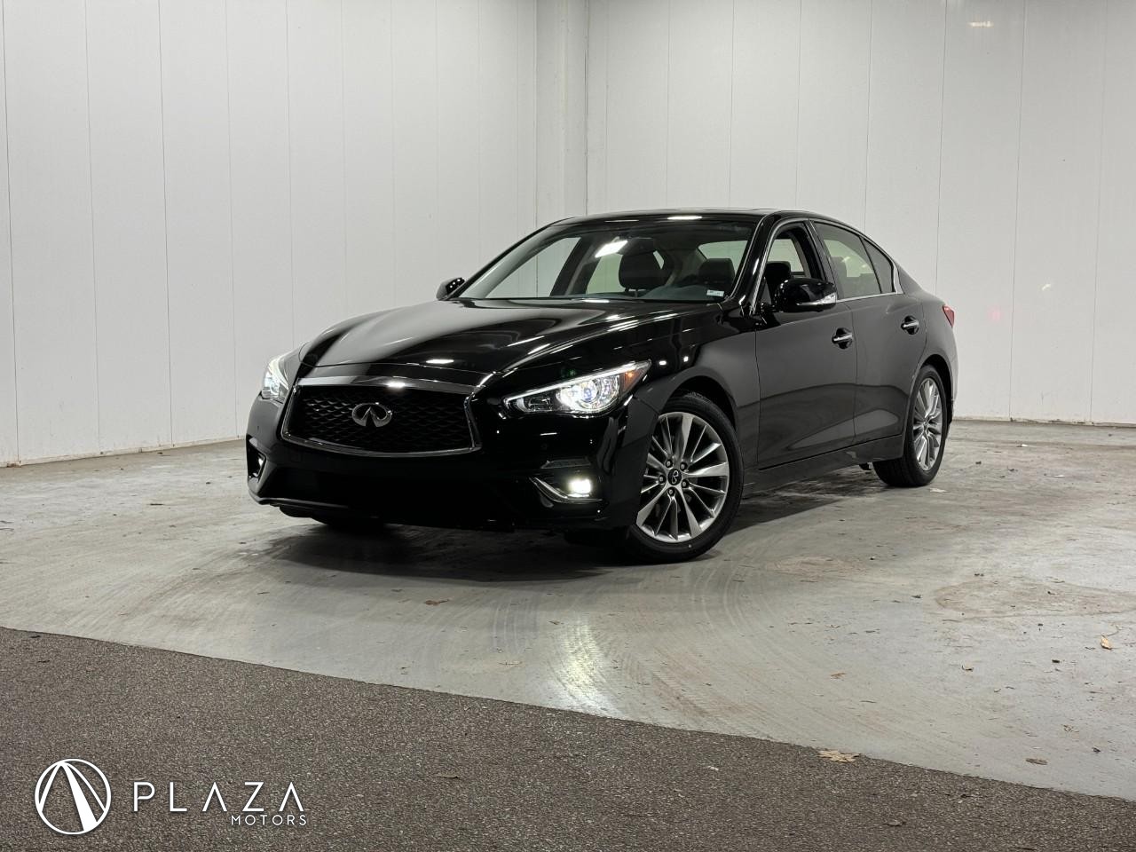 INFINITI Q50 Vehicle Full-screen Gallery Image 01