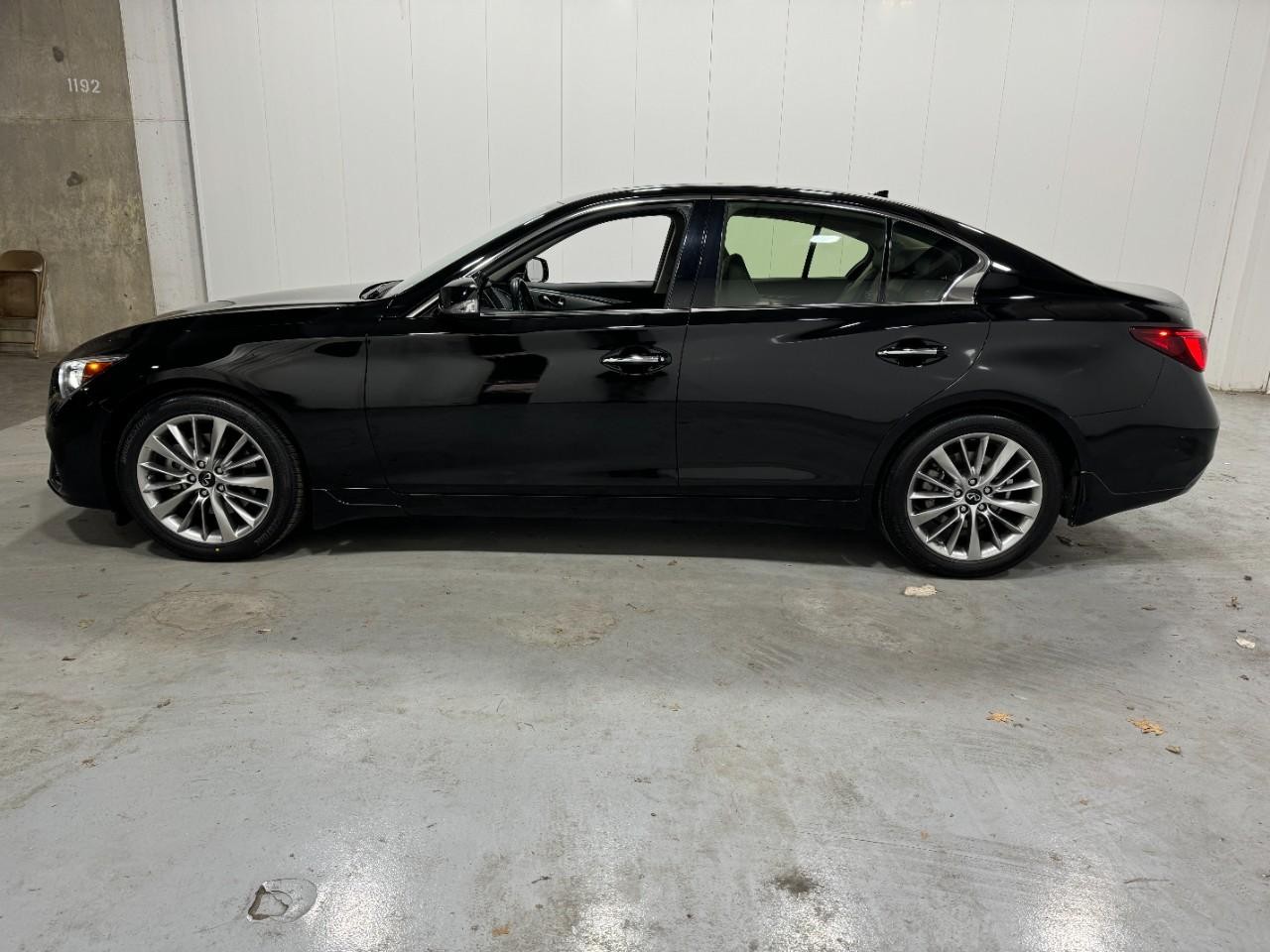 INFINITI Q50 Vehicle Full-screen Gallery Image 02