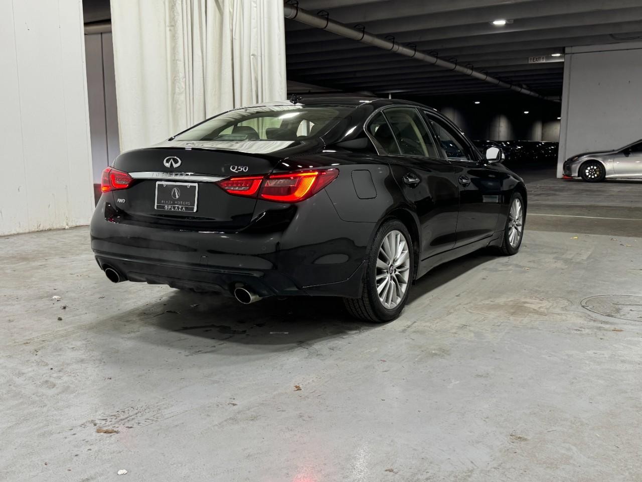 INFINITI Q50 Vehicle Full-screen Gallery Image 04