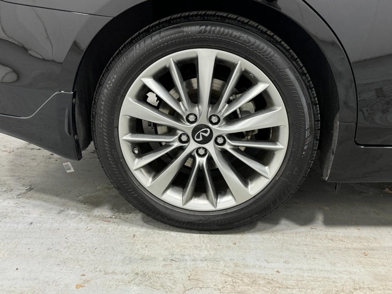 INFINITI Q50 Vehicle Full-screen Gallery Image 05