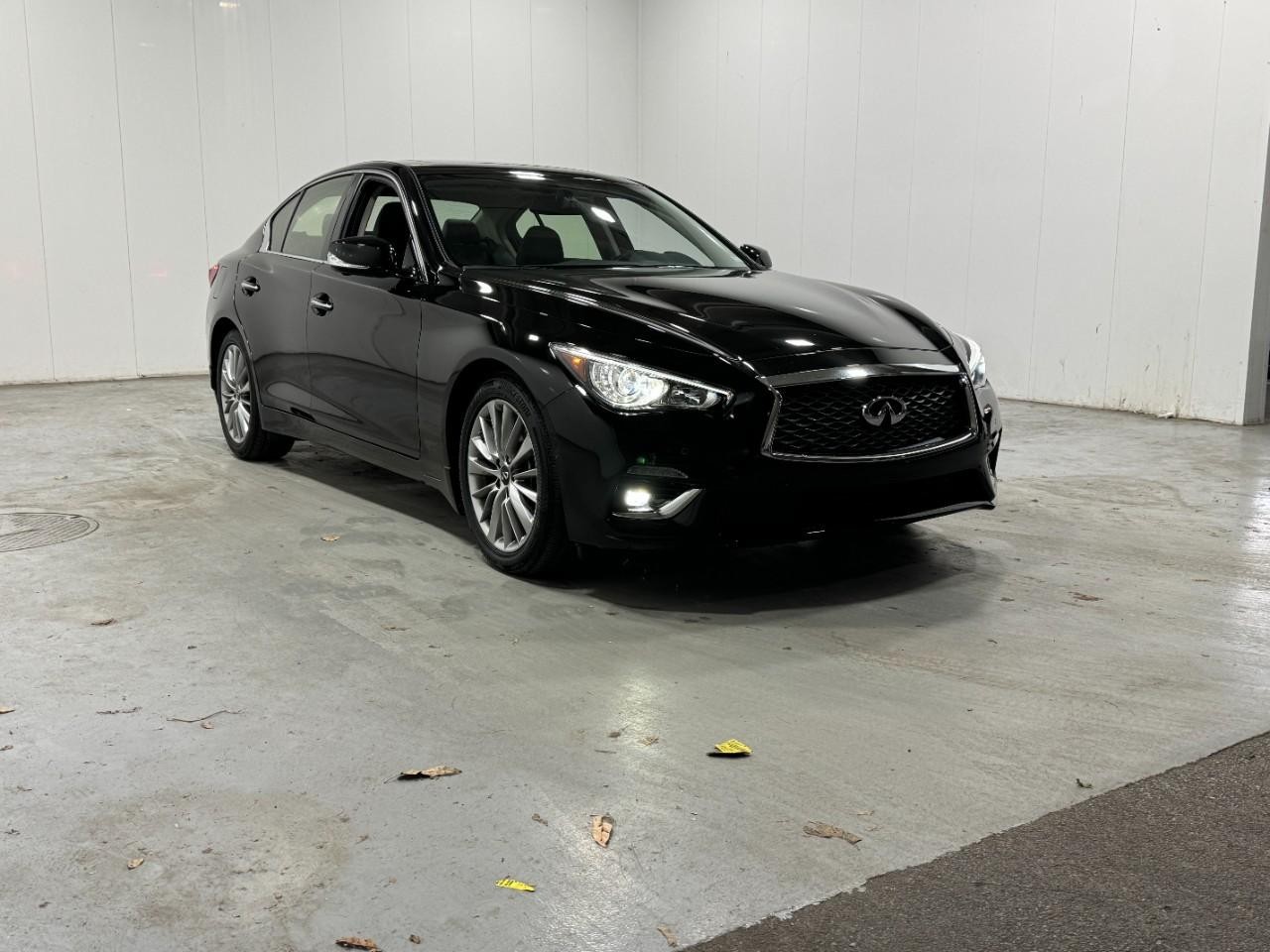 INFINITI Q50 Vehicle Full-screen Gallery Image 06