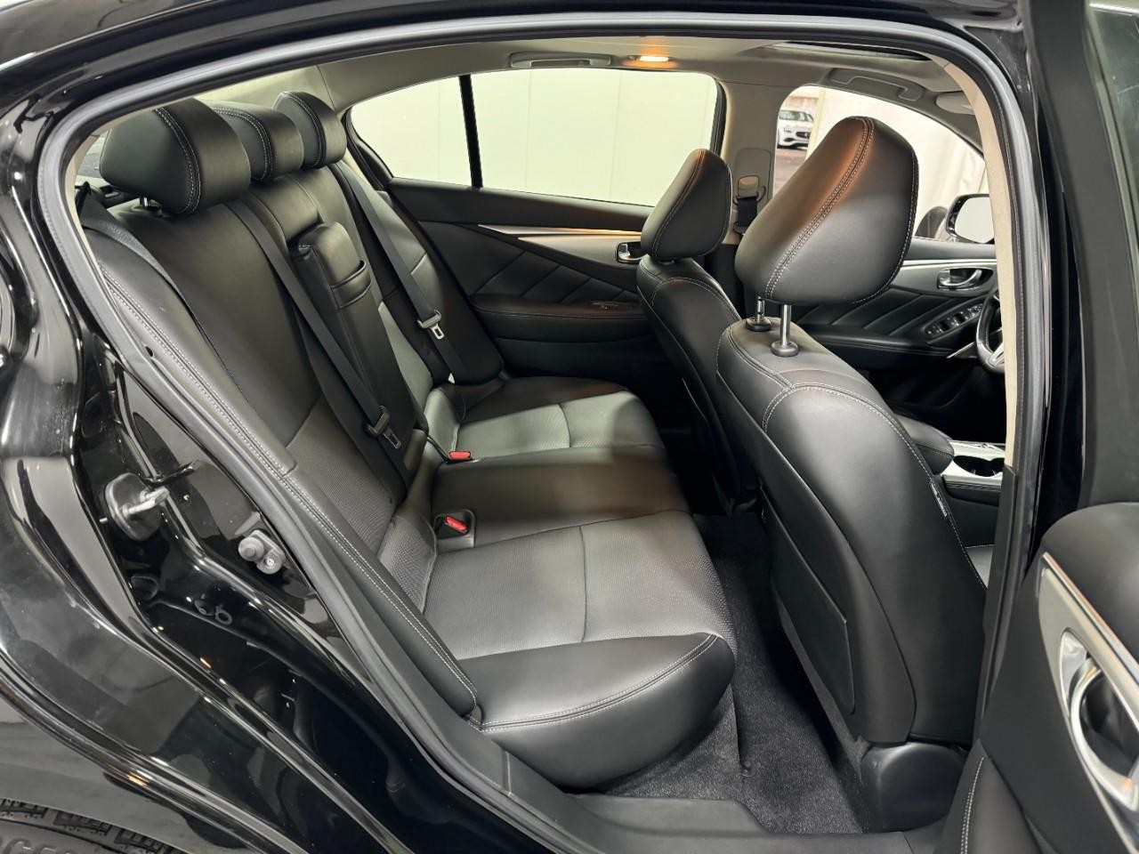 INFINITI Q50 Vehicle Full-screen Gallery Image 10