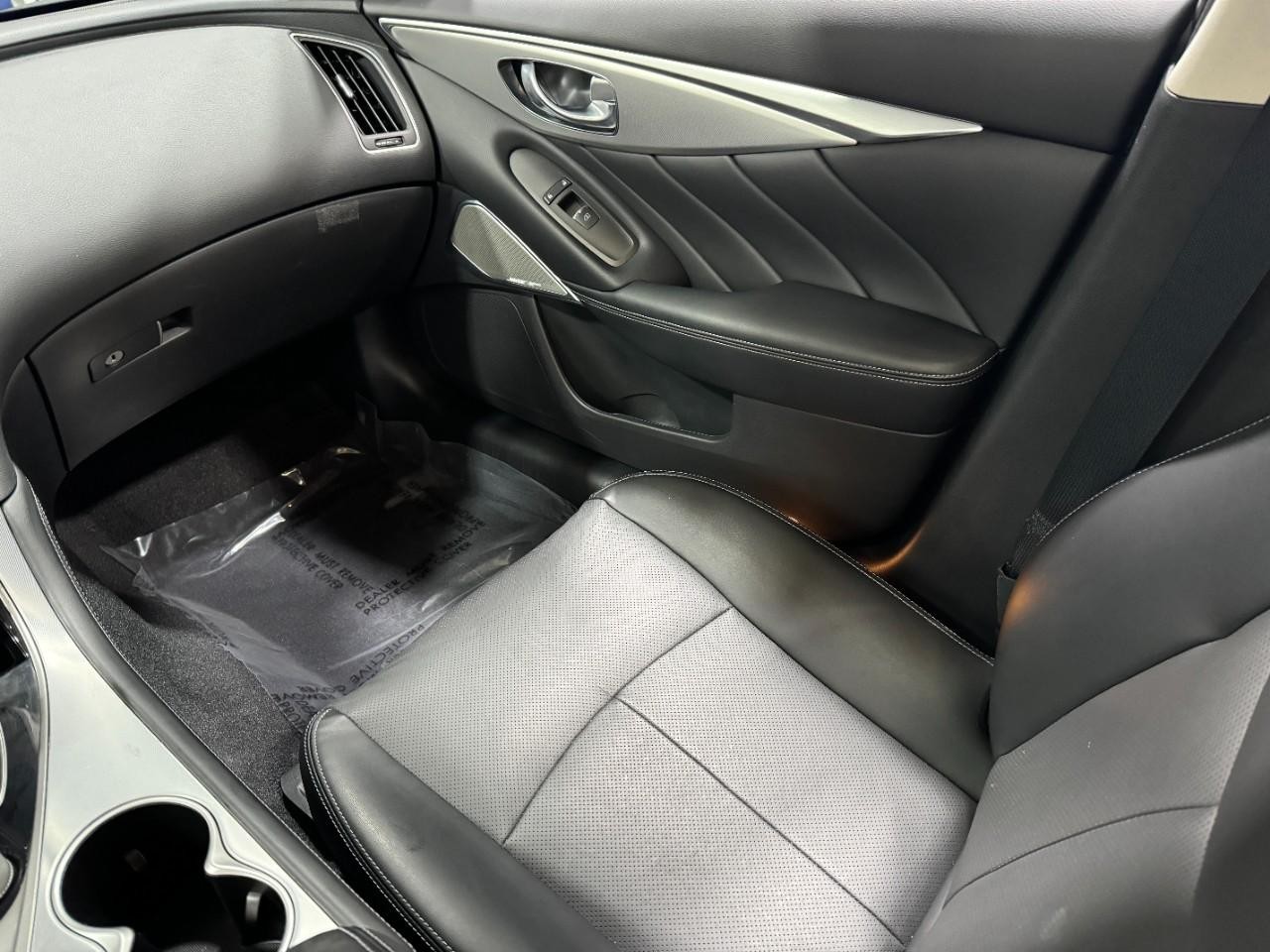 INFINITI Q50 Vehicle Full-screen Gallery Image 17