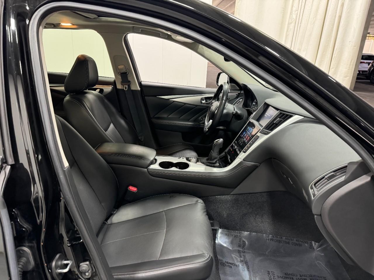 INFINITI Q50 Vehicle Full-screen Gallery Image 18