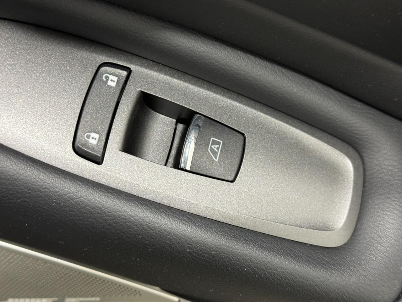 INFINITI Q50 Vehicle Full-screen Gallery Image 21