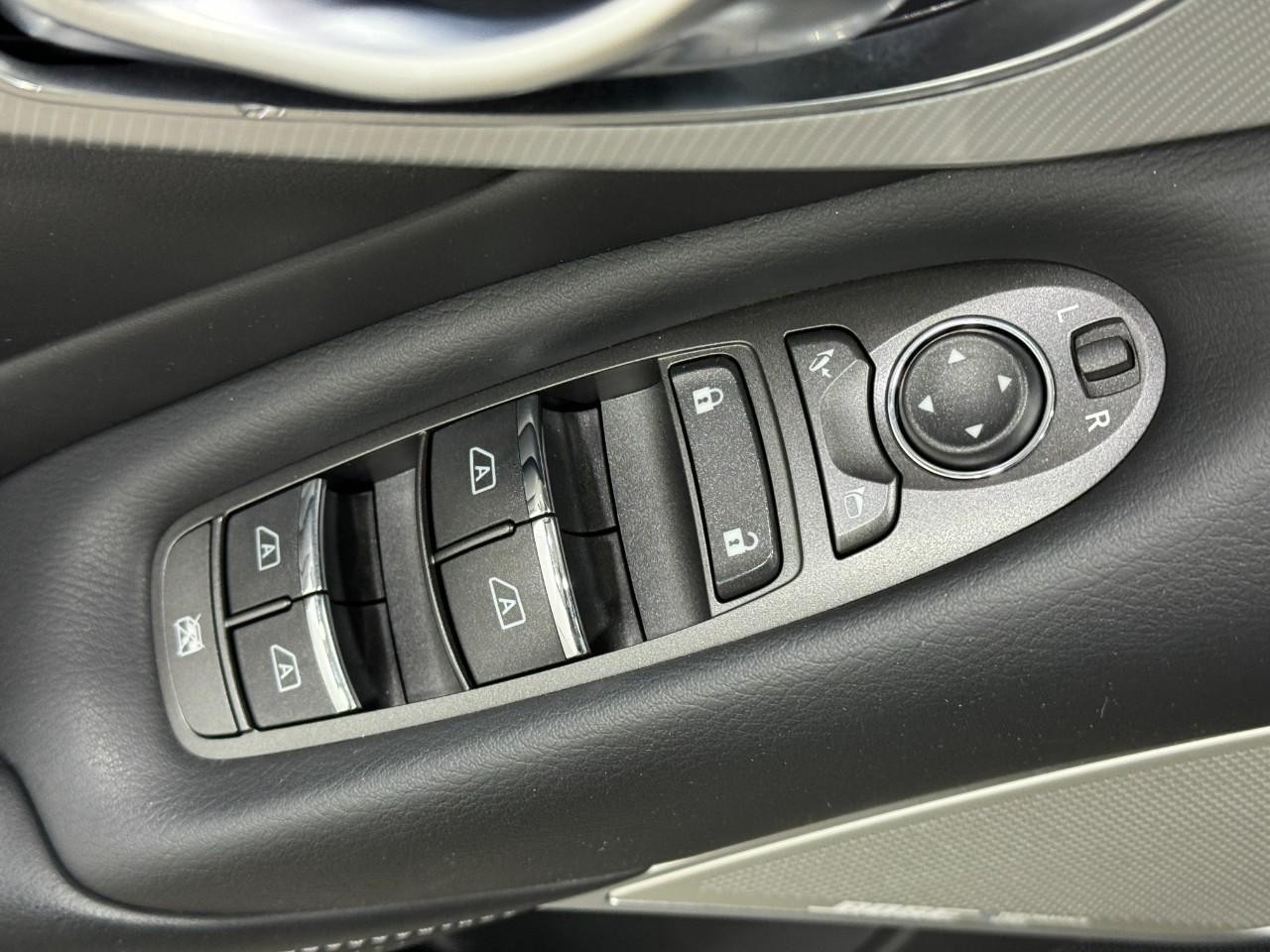 INFINITI Q50 Vehicle Full-screen Gallery Image 23