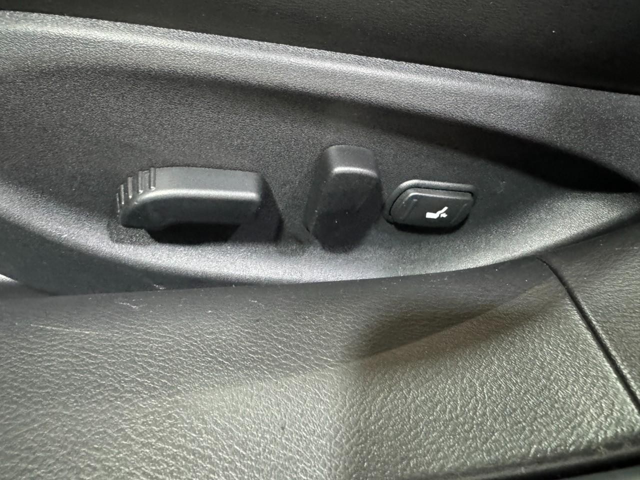 INFINITI Q50 Vehicle Full-screen Gallery Image 27