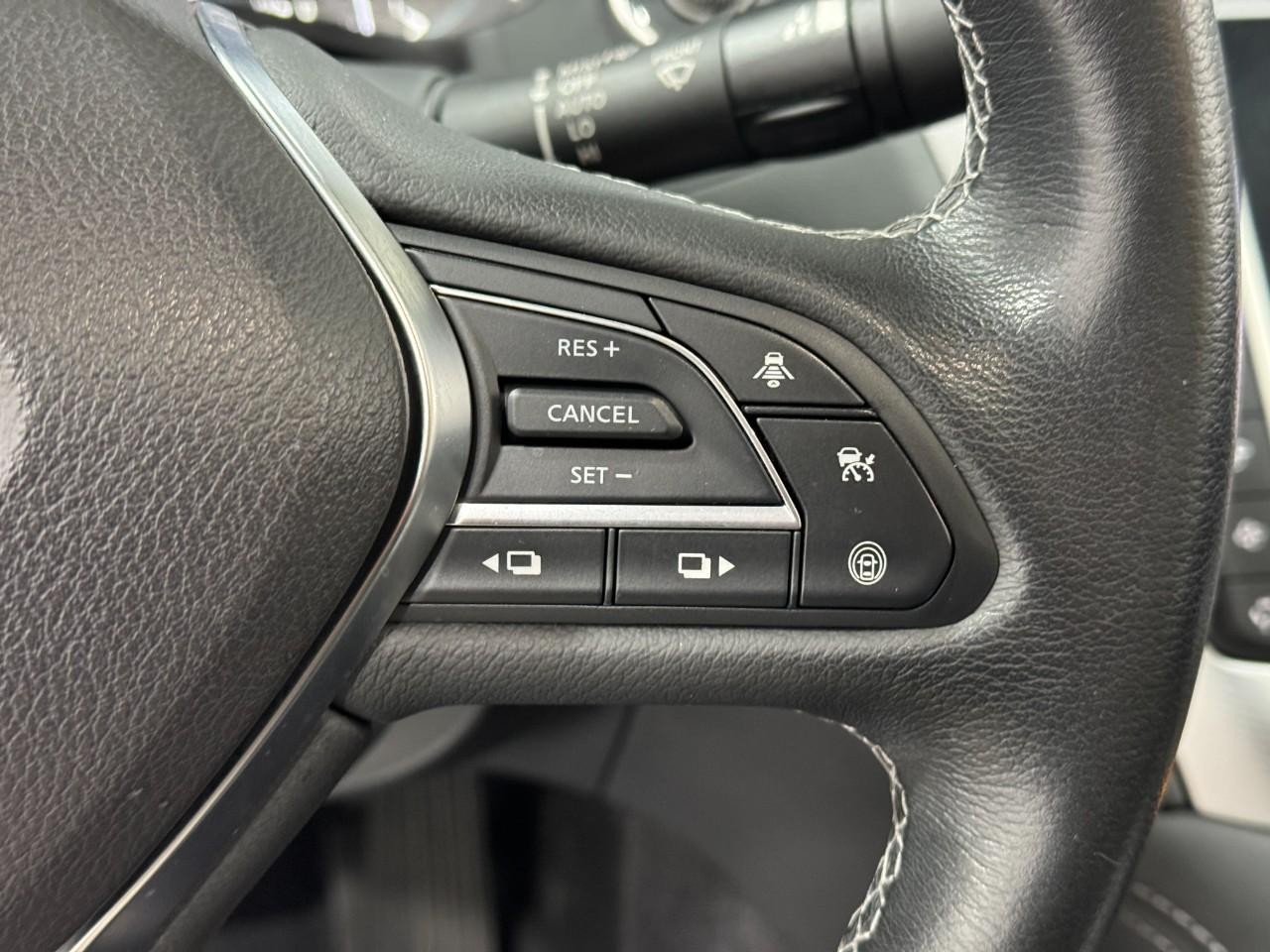 INFINITI Q50 Vehicle Full-screen Gallery Image 30