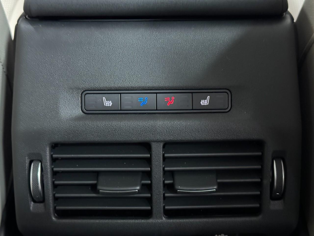 Land Rover Discovery Sport Vehicle Full-screen Gallery Image 11