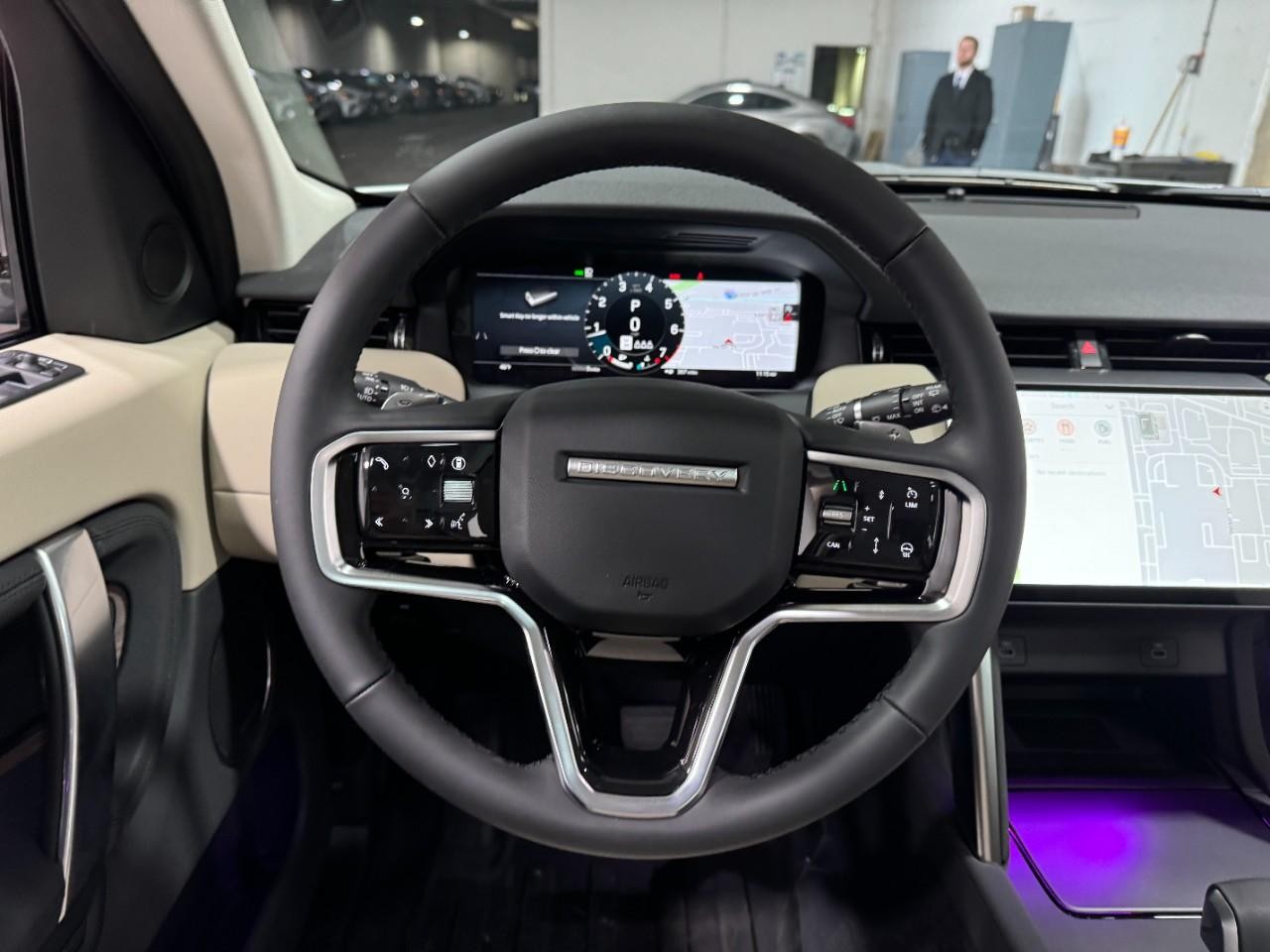 Land Rover Discovery Sport Vehicle Full-screen Gallery Image 14