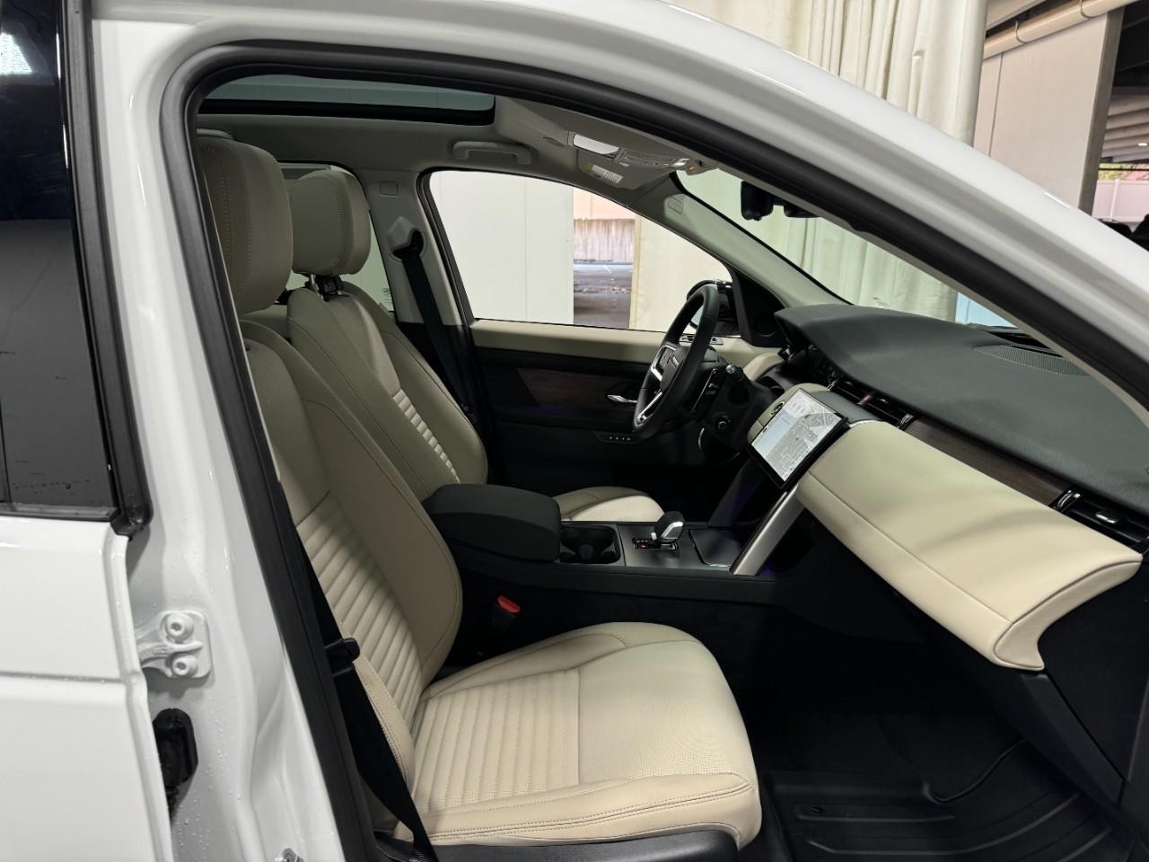 Land Rover Discovery Sport Vehicle Full-screen Gallery Image 17