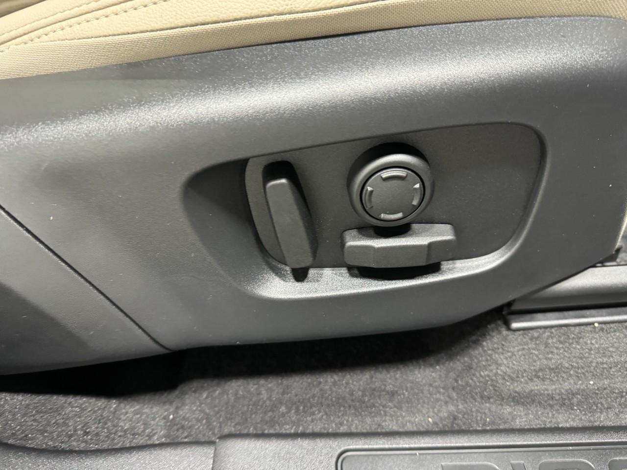 Land Rover Discovery Sport Vehicle Full-screen Gallery Image 19