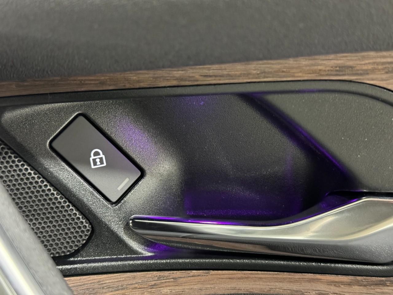 Land Rover Discovery Sport Vehicle Full-screen Gallery Image 21