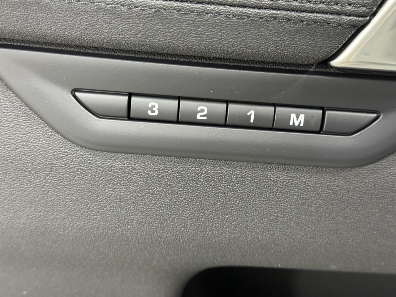 Land Rover Discovery Sport Vehicle Full-screen Gallery Image 24