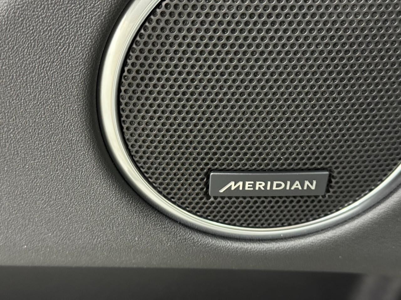 Land Rover Discovery Sport Vehicle Full-screen Gallery Image 25