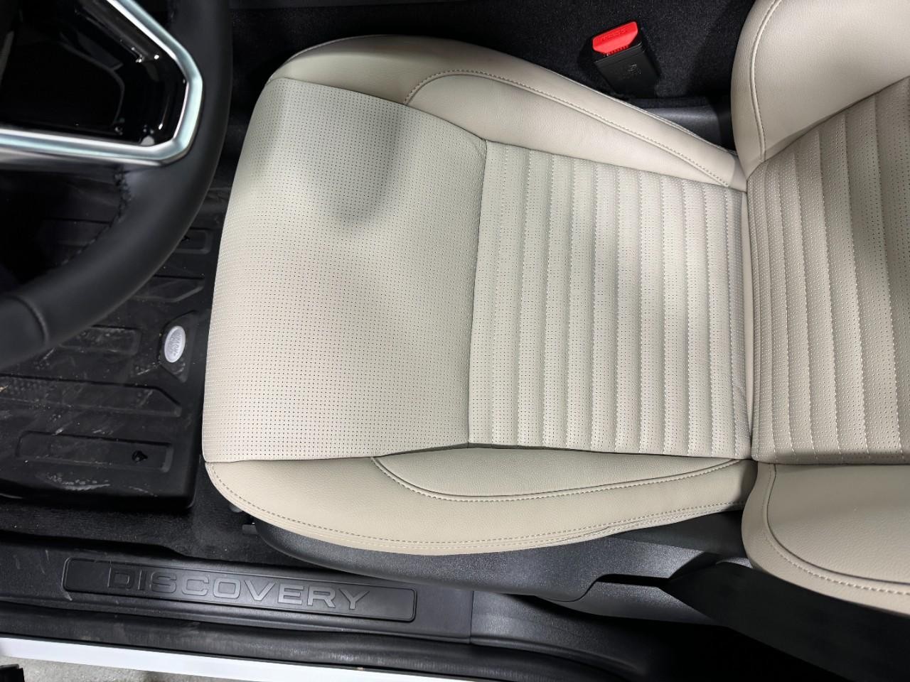 Land Rover Discovery Sport Vehicle Full-screen Gallery Image 27