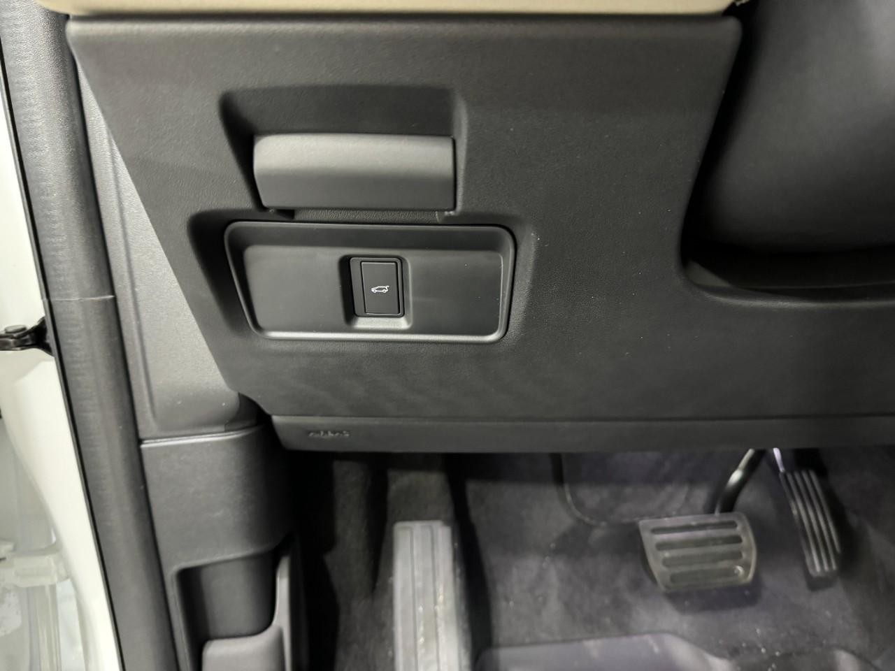 Land Rover Discovery Sport Vehicle Full-screen Gallery Image 29