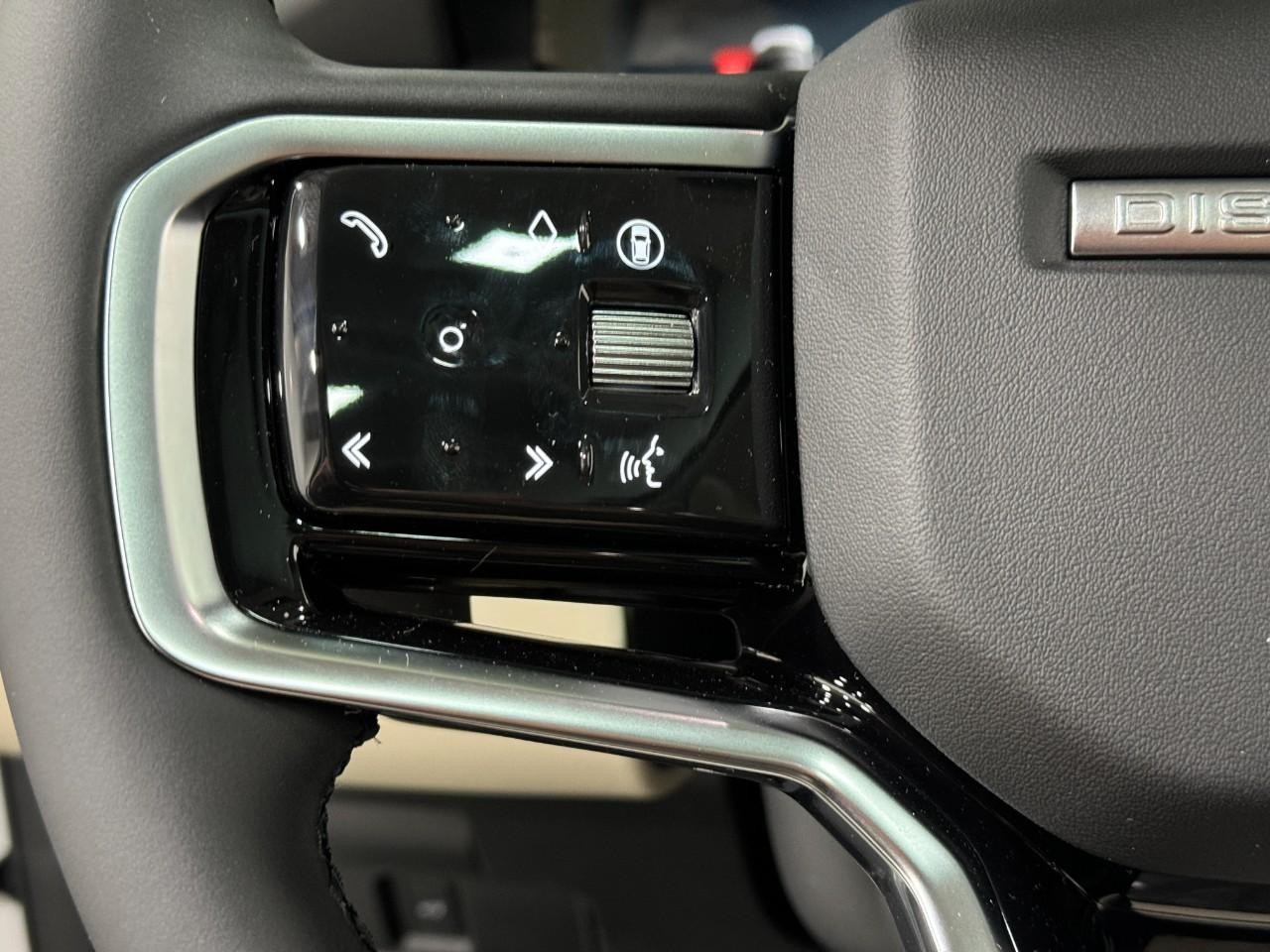 Land Rover Discovery Sport Vehicle Full-screen Gallery Image 30
