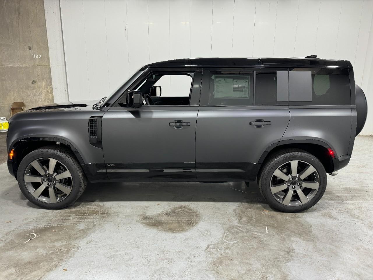 Land Rover Defender Vehicle Full-screen Gallery Image 2