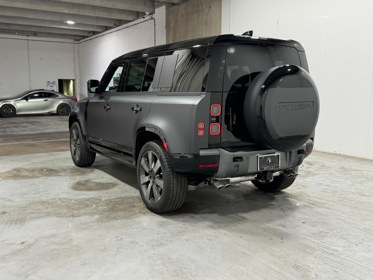 Land Rover Defender Vehicle Full-screen Gallery Image 3