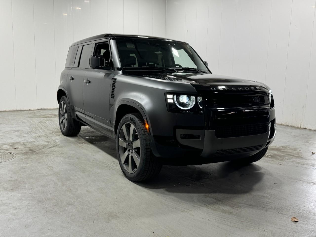 Land Rover Defender Vehicle Full-screen Gallery Image 6