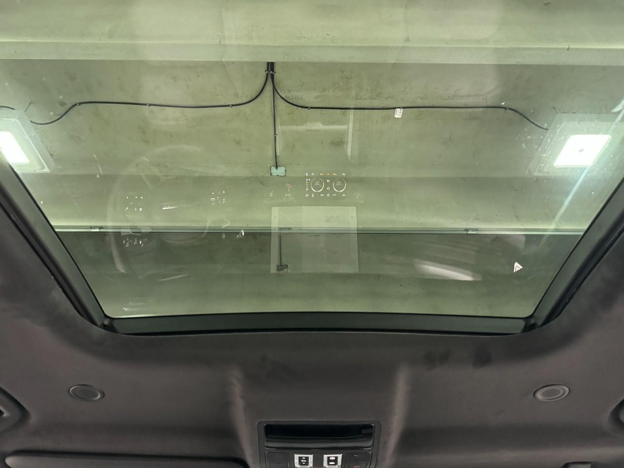 Land Rover Defender Vehicle Full-screen Gallery Image 12