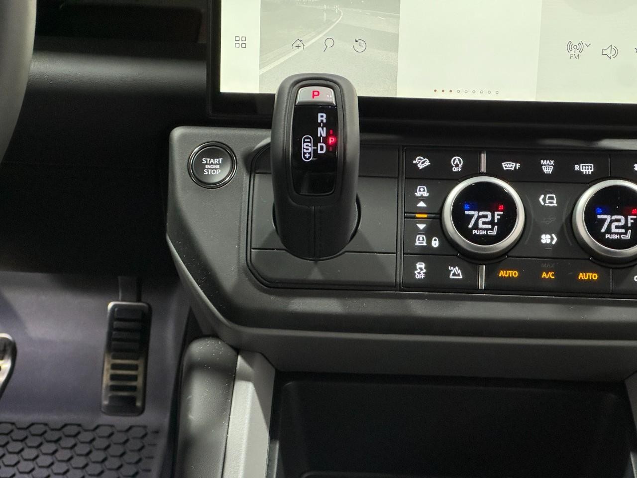 Land Rover Defender Vehicle Full-screen Gallery Image 17