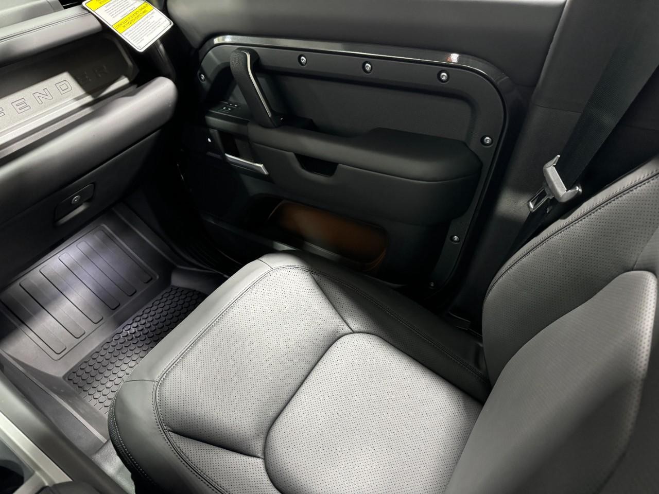 Land Rover Defender Vehicle Full-screen Gallery Image 18