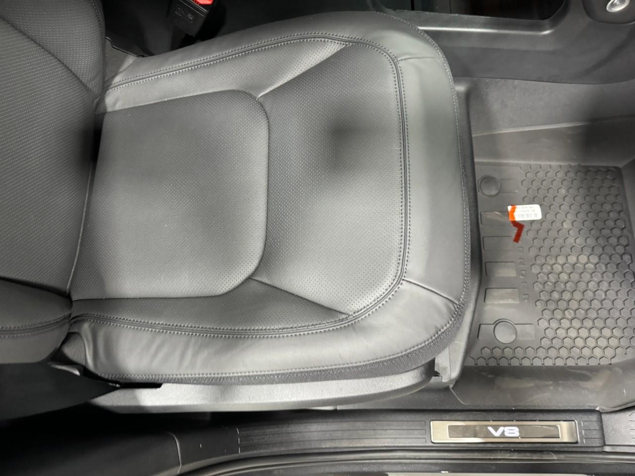 Land Rover Defender Vehicle Full-screen Gallery Image 20