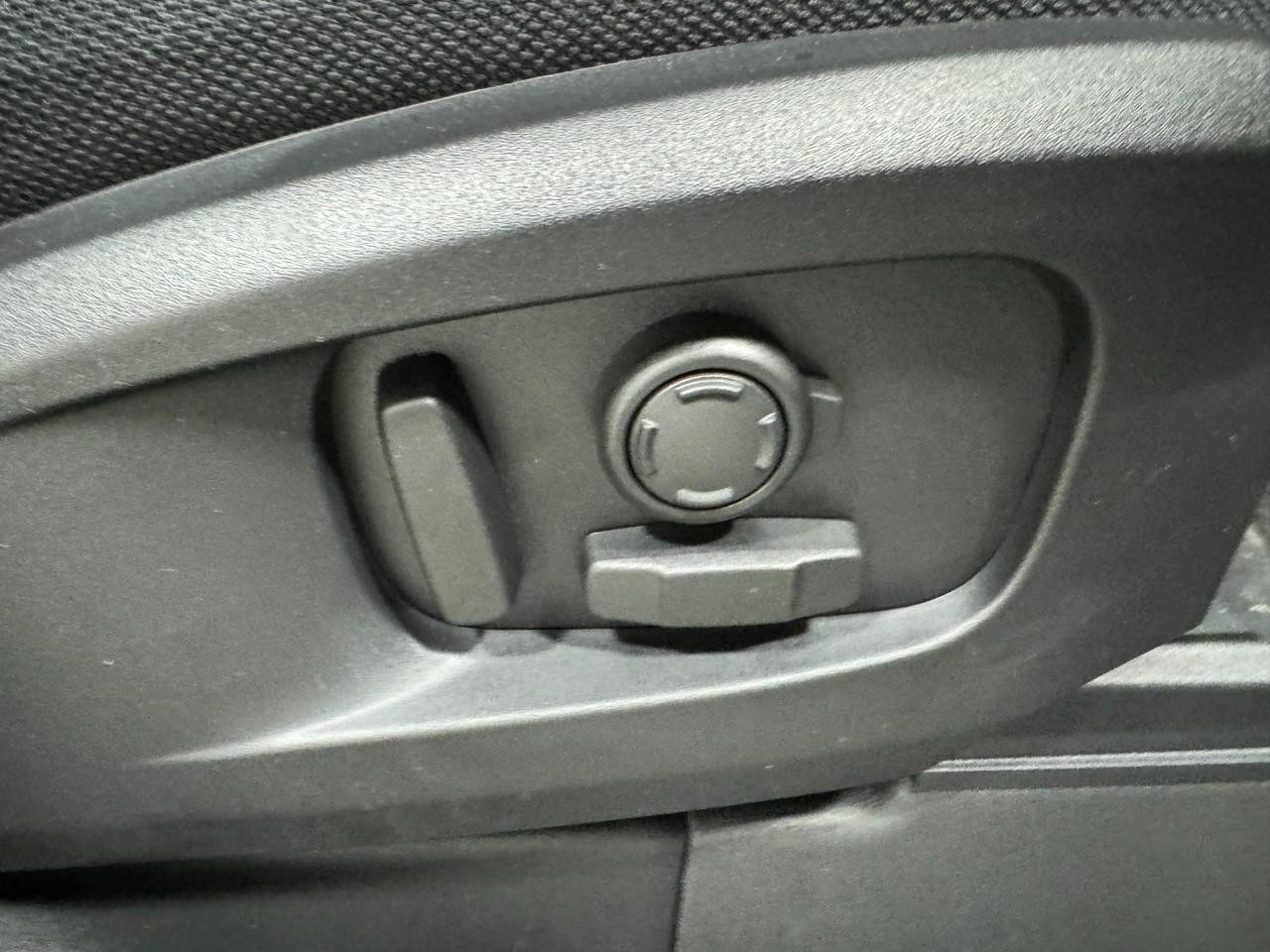 Land Rover Defender Vehicle Full-screen Gallery Image 21