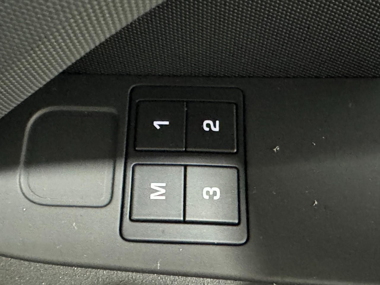 Land Rover Defender Vehicle Full-screen Gallery Image 22