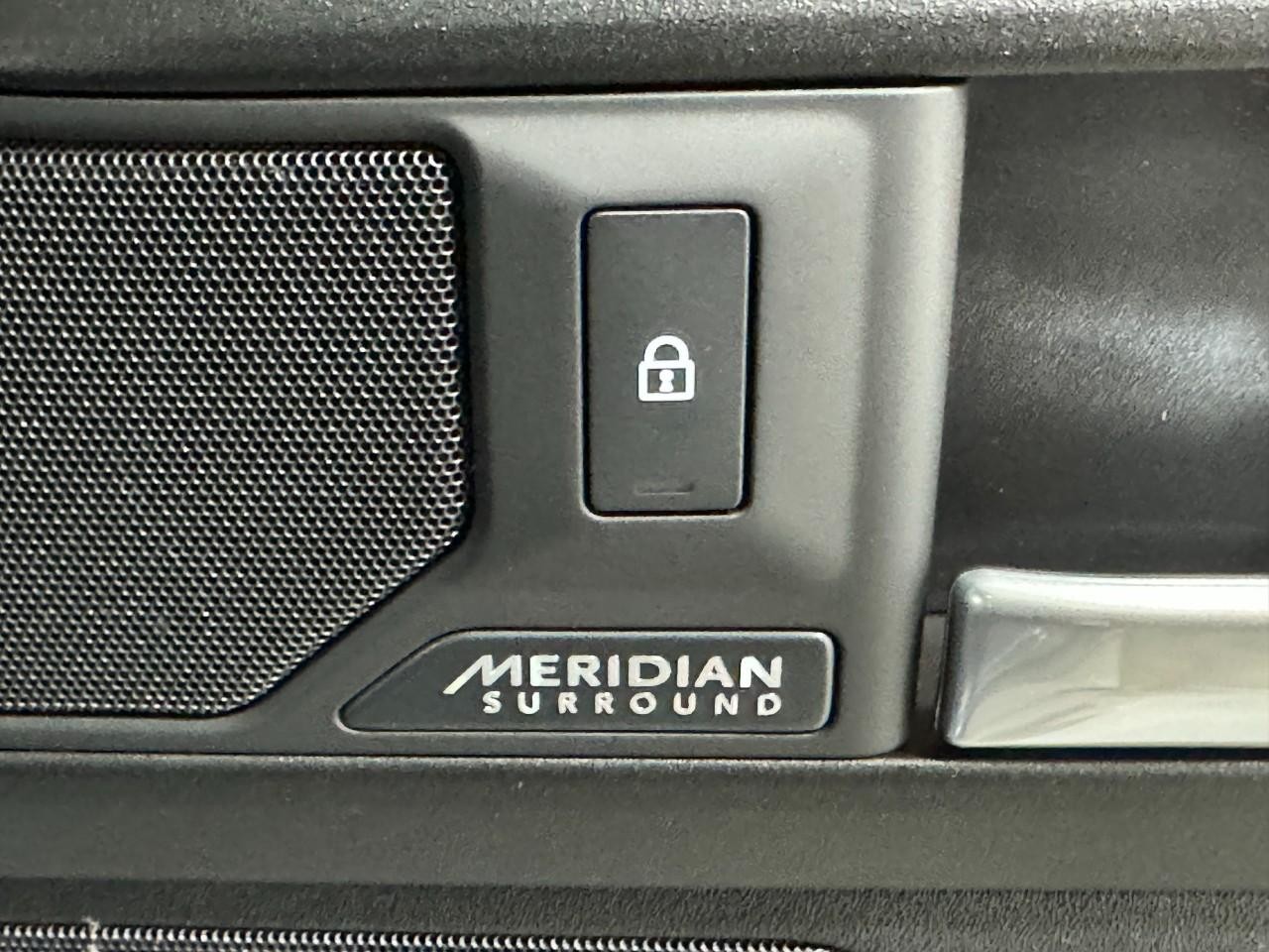 Land Rover Defender Vehicle Full-screen Gallery Image 23