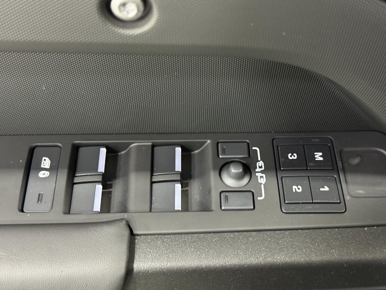 Land Rover Defender Vehicle Full-screen Gallery Image 24