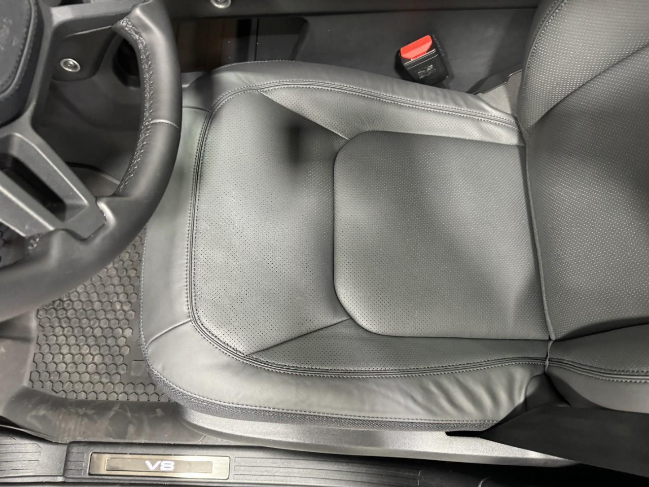 Land Rover Defender Vehicle Full-screen Gallery Image 27