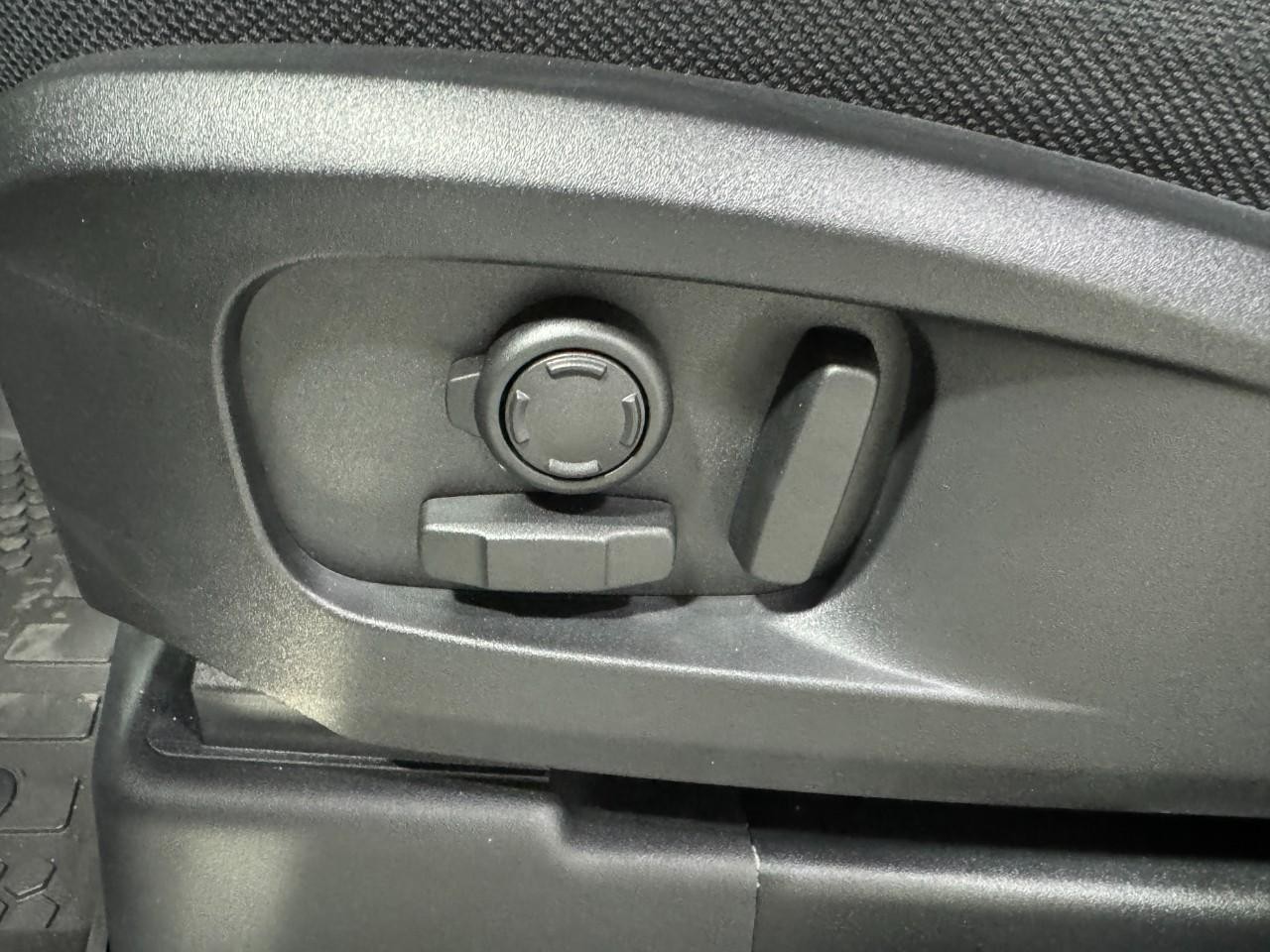 Land Rover Defender Vehicle Full-screen Gallery Image 28