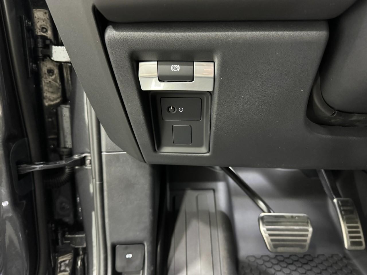 Land Rover Defender Vehicle Full-screen Gallery Image 29