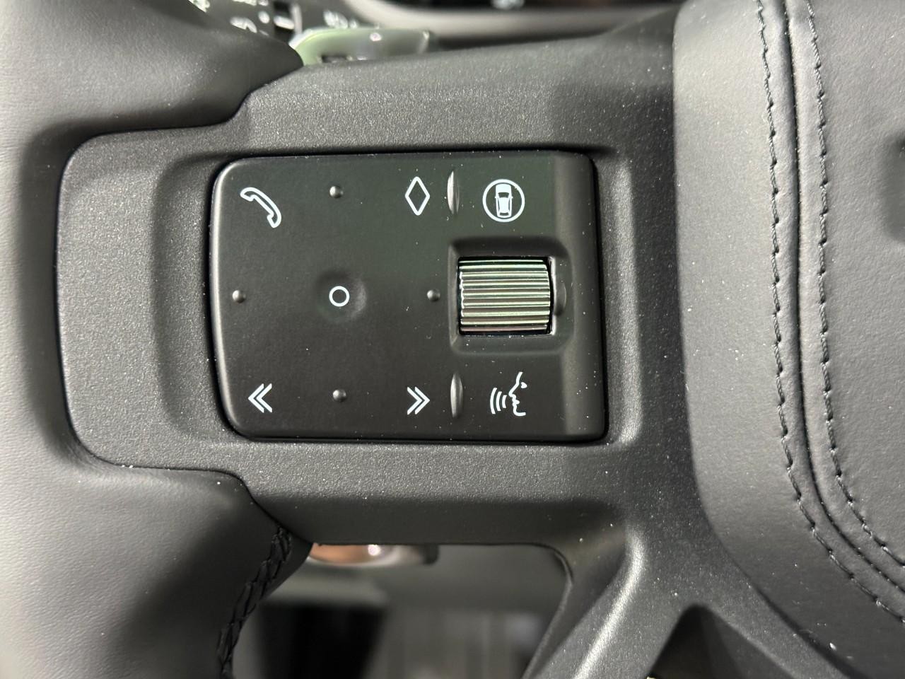 Land Rover Defender Vehicle Full-screen Gallery Image 30