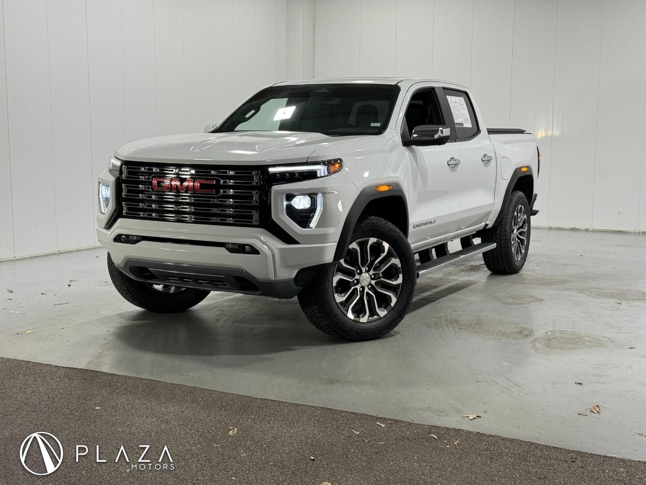 GMC Canyon Vehicle Full-screen Gallery Image 01