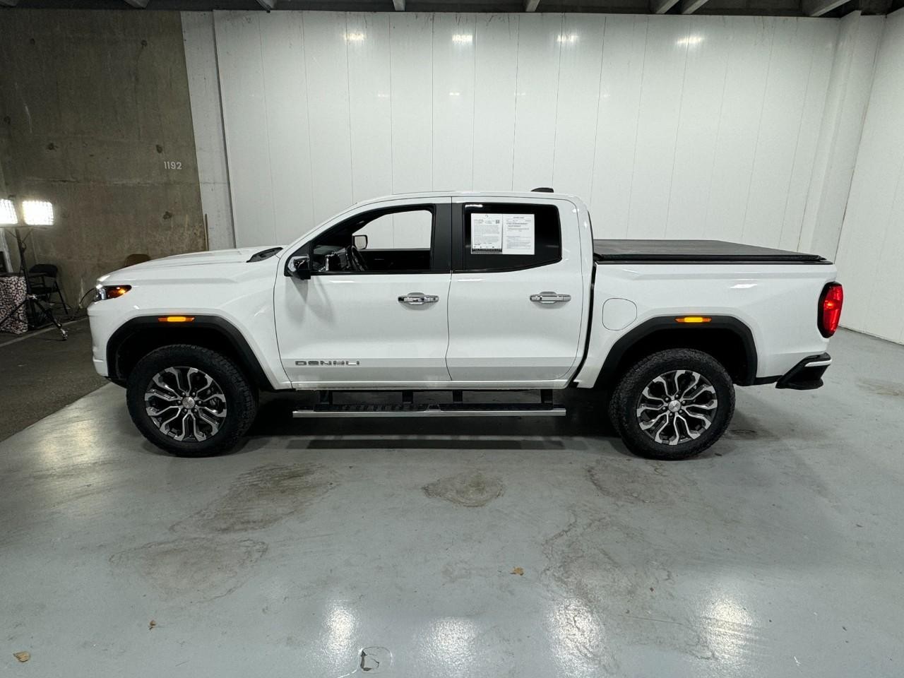 GMC Canyon Vehicle Full-screen Gallery Image 02