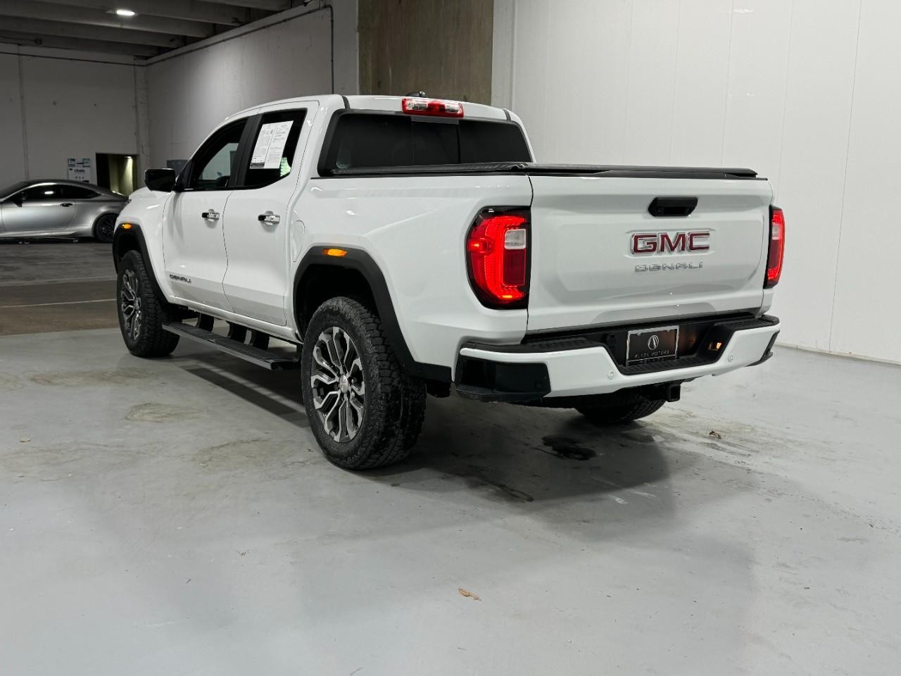 GMC Canyon Vehicle Full-screen Gallery Image 03