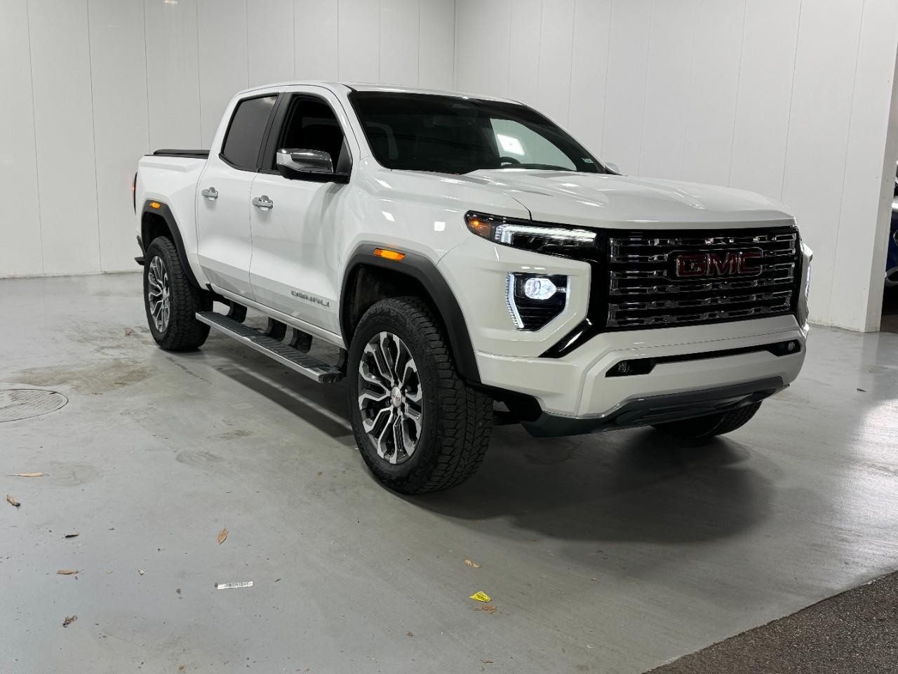 GMC Canyon Vehicle Full-screen Gallery Image 06