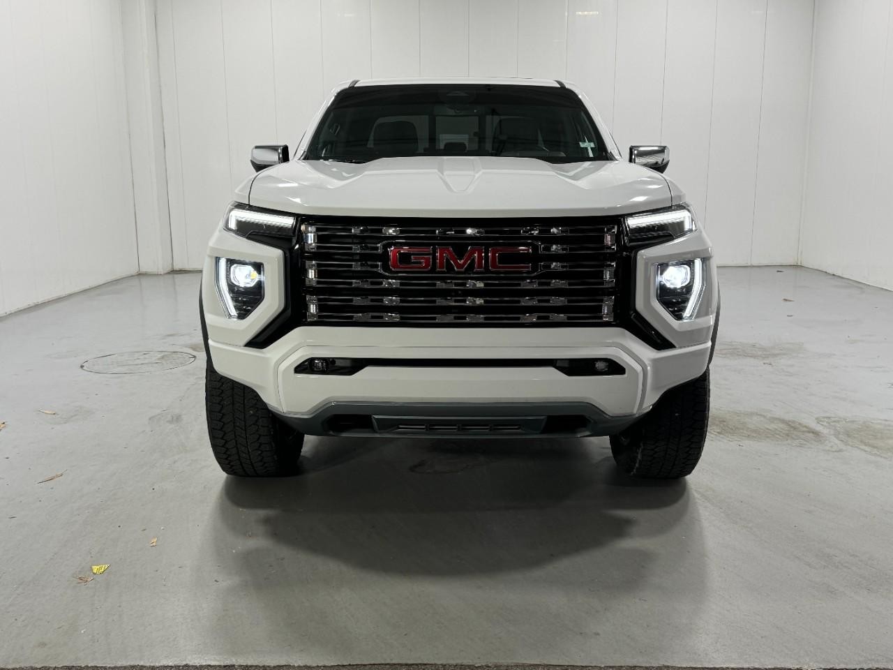 GMC Canyon Vehicle Full-screen Gallery Image 07