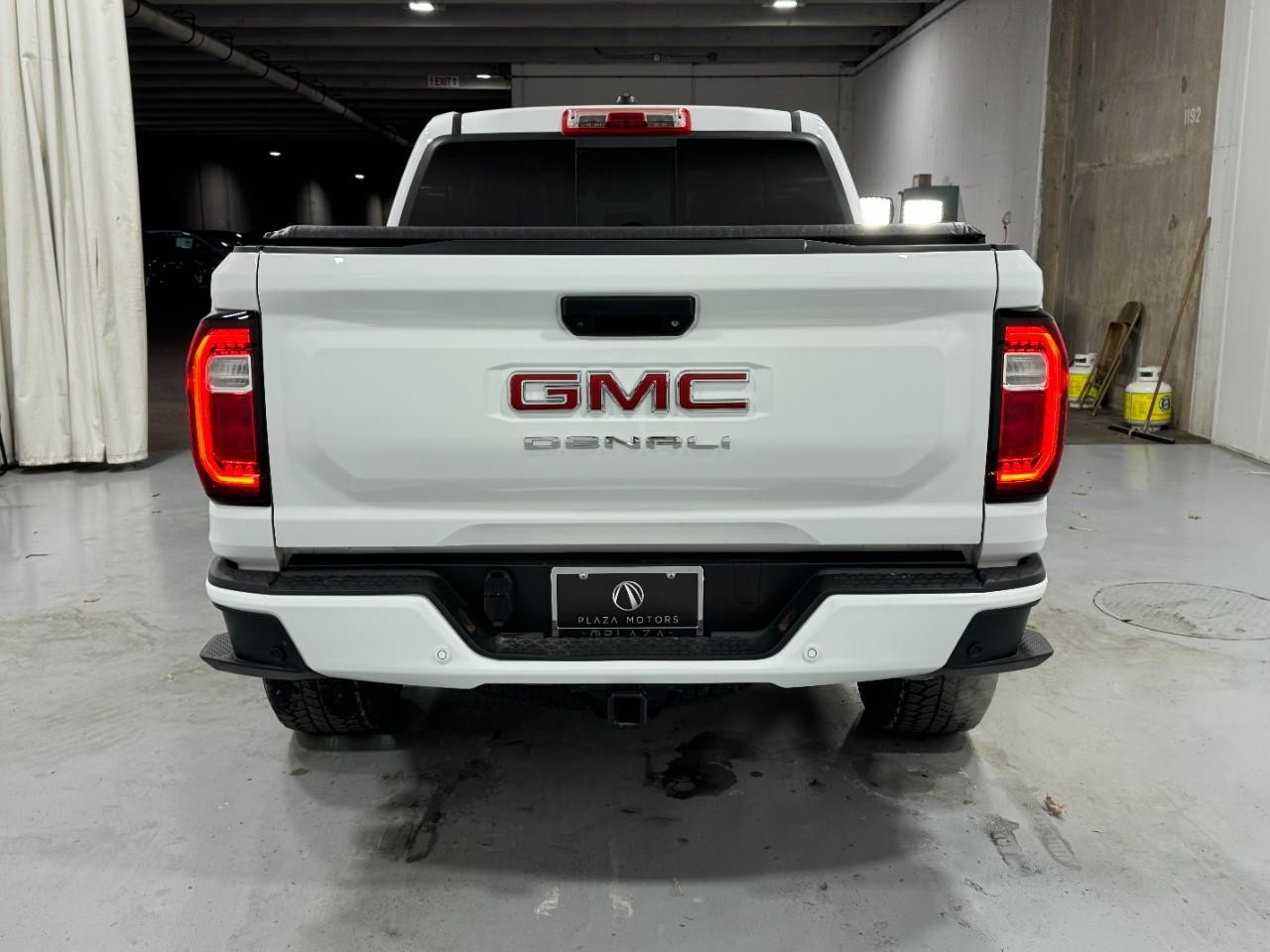 GMC Canyon Vehicle Full-screen Gallery Image 09