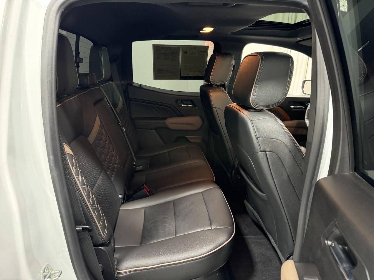 GMC Canyon Vehicle Full-screen Gallery Image 10