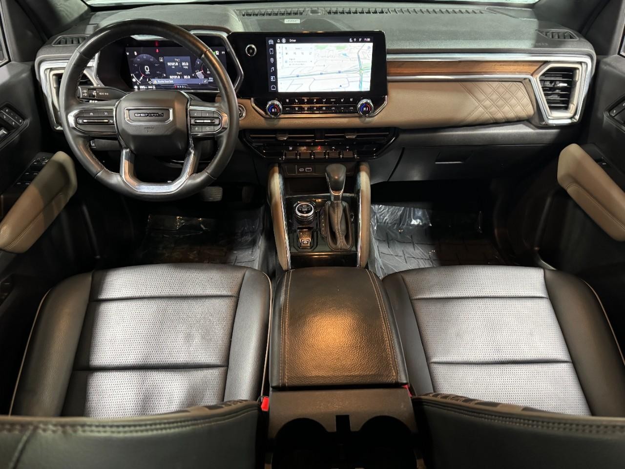 GMC Canyon Vehicle Full-screen Gallery Image 12