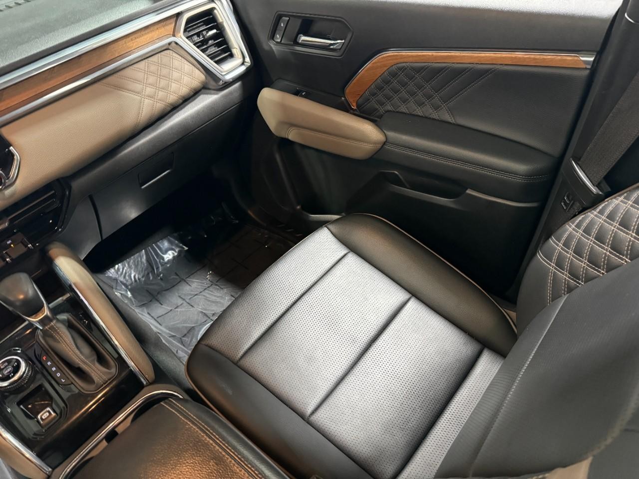 GMC Canyon Vehicle Full-screen Gallery Image 16