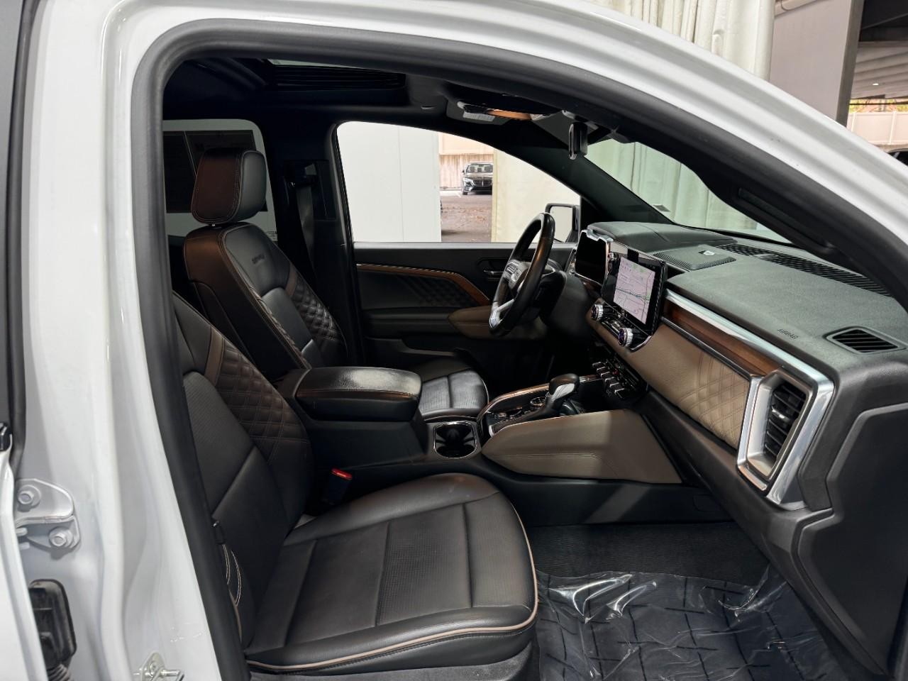 GMC Canyon Vehicle Full-screen Gallery Image 17