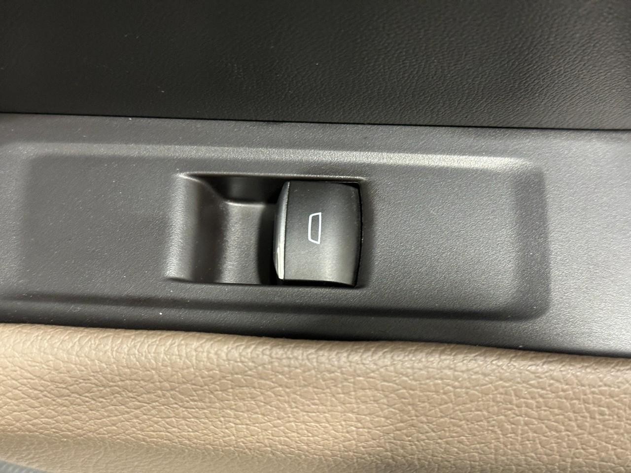 GMC Canyon Vehicle Full-screen Gallery Image 21