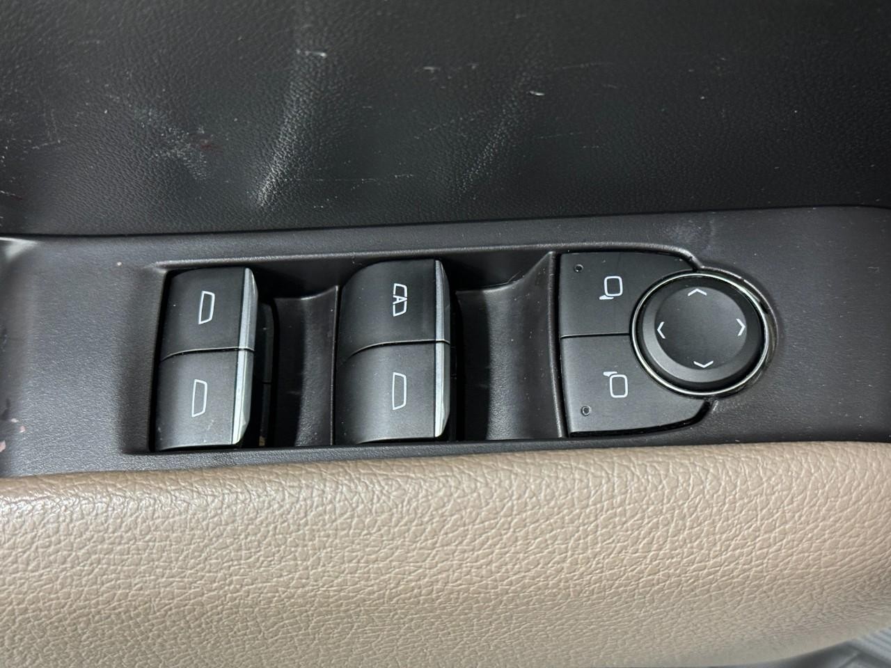 GMC Canyon Vehicle Full-screen Gallery Image 23