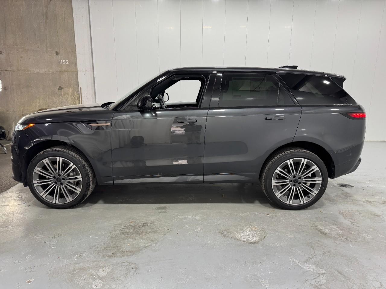 Land Rover Range Rover Sport Vehicle Full-screen Gallery Image 2